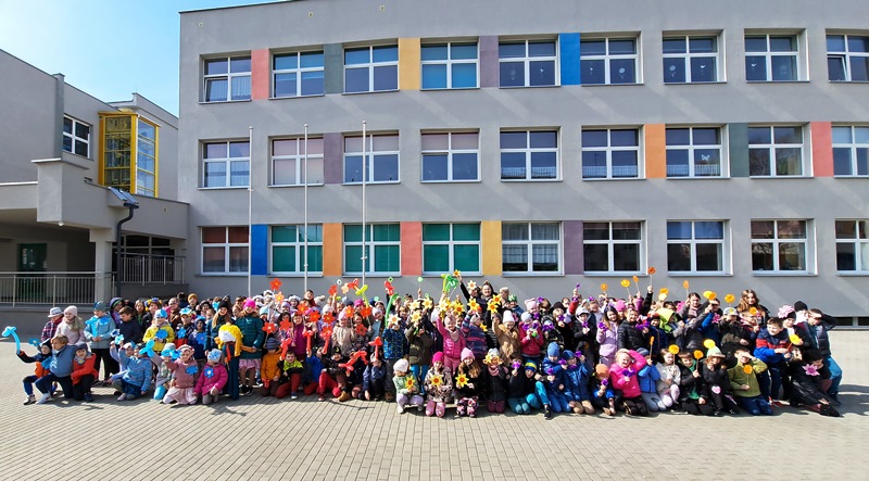 Zdjęcie grupowe wszystkich klas 1-3 na placu szkolnym.
