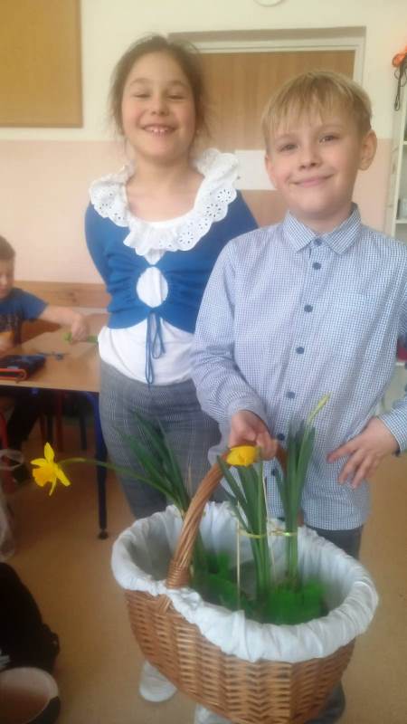 Przedstawiciele Małego Samorządu Uczniowskiego z klasy 2c jako wysłannicy Pani Wiosny przekazali każdej klasie kwiaty.