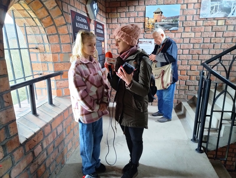 Dziewczynka rozmawia z reporterką radia DOXA