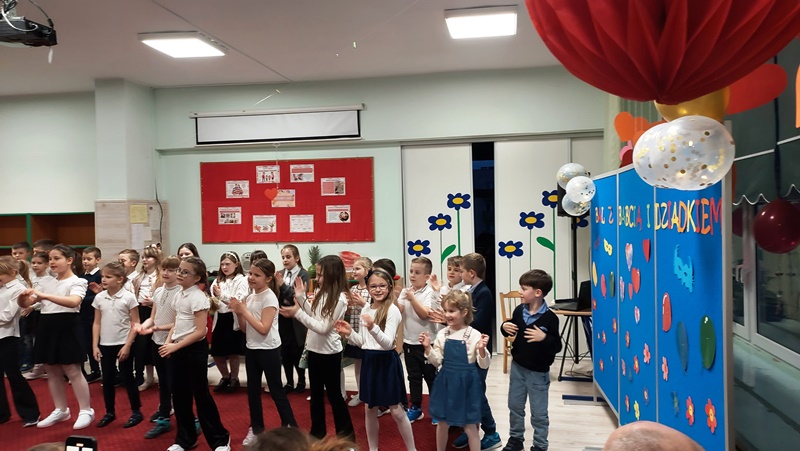 Dzieci prezentują układ taneczny
