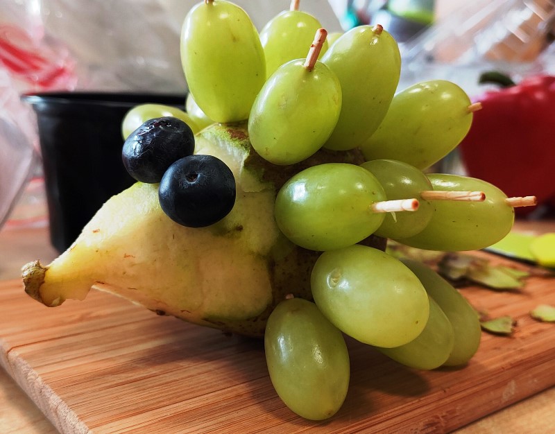 Jeż wykonany z gruszki i winogrona