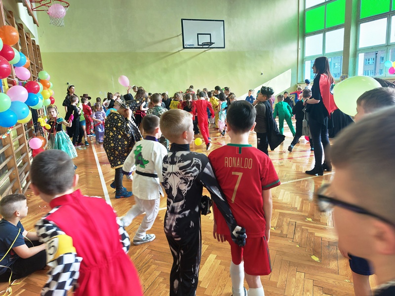 Uczniowie szkoły bawiący się na balu