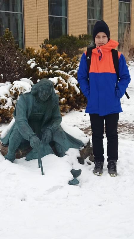 Po opuszczeniu Wydziału Matematyki i Informatyki UJ - pamiątkowe zdjęcie Tadka z rzeźbą Mikołaja Kopernika w roli studenta matematyki.