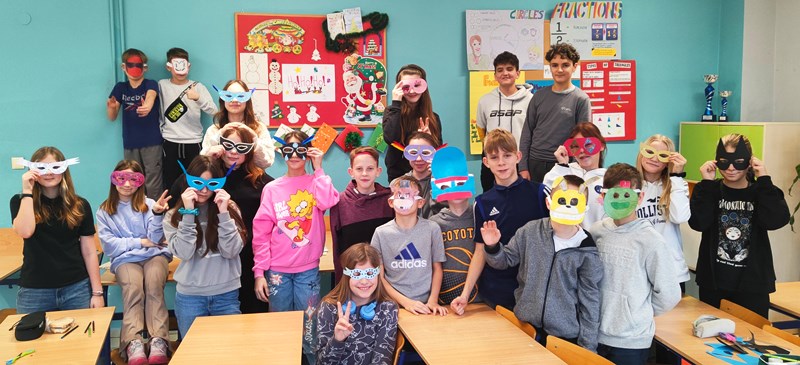 Uczniowie klasy 5a w maskach karnawałowych, samodzielnie zaprojektowanych i wykonanych