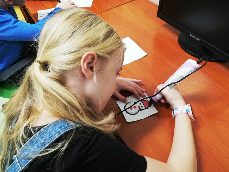 Uczennica kończy drukowanie długopisem 3D swojego bałwanka