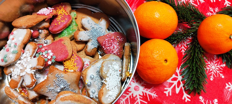 Świąteczne smakołyki na stole - ciasteczka, mandarynki