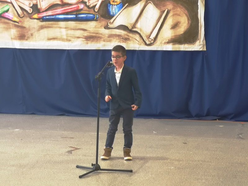 Uczeń recytujący wiersz podczas konkursu recytatorskiego.