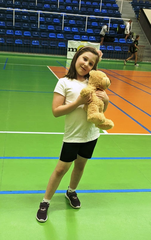 Maja zabrała Pysia na trening badmintona.