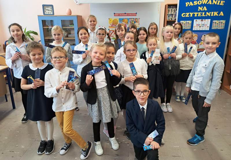 Uczestnicy wewnątrzszkolnego konkursu recytatorskiego Poeci - dzieciom, dzieci - poetom, cieszą się ze zdobytych nagród.