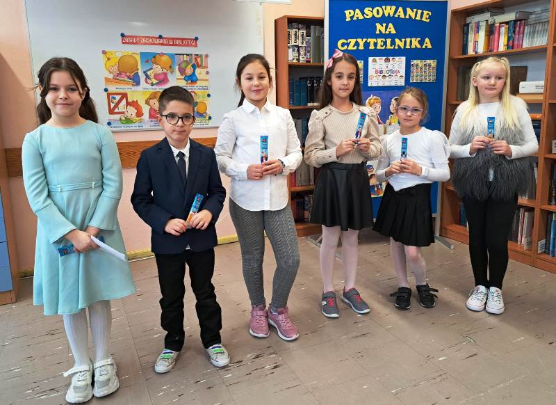 Laureaci wewnątrzszkolnego konkursu recytatorskiego Poeci -dzieciom, dzieci - poetom.