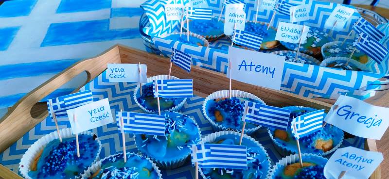 Niebieskie babeczki z pikerami greckimi.