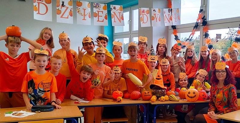 Uczniowie klasy 5a ubrani na pomarańczowo