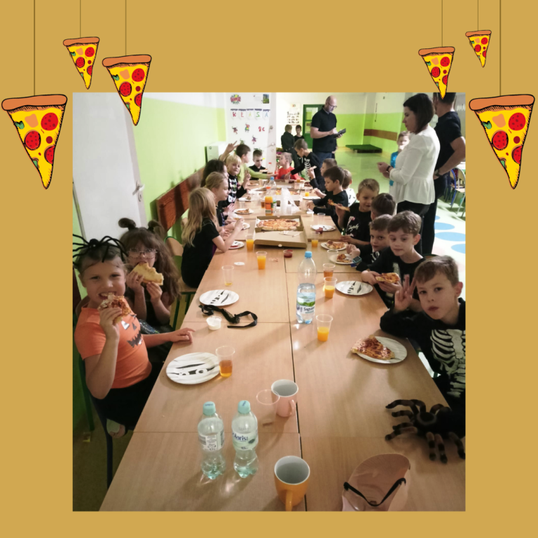 Uczniowie klasy 2a jedzą pizzę.