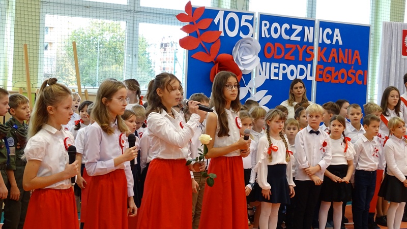 Tatiana Kazanowska wraz z koleżankami wykonała utwór pt. Rozkwitały pąki białych róż...