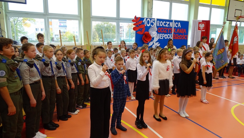 Pieśni patriotyczne w wykonaniu uczniów klas czwartych.