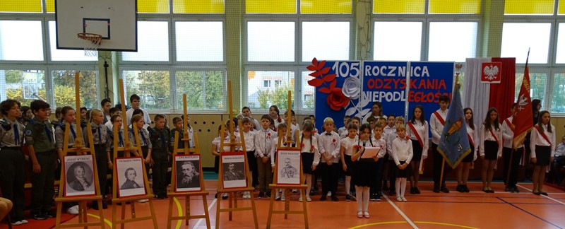 Portrety wybitnych Polaków wzbogaciły uroczystość.