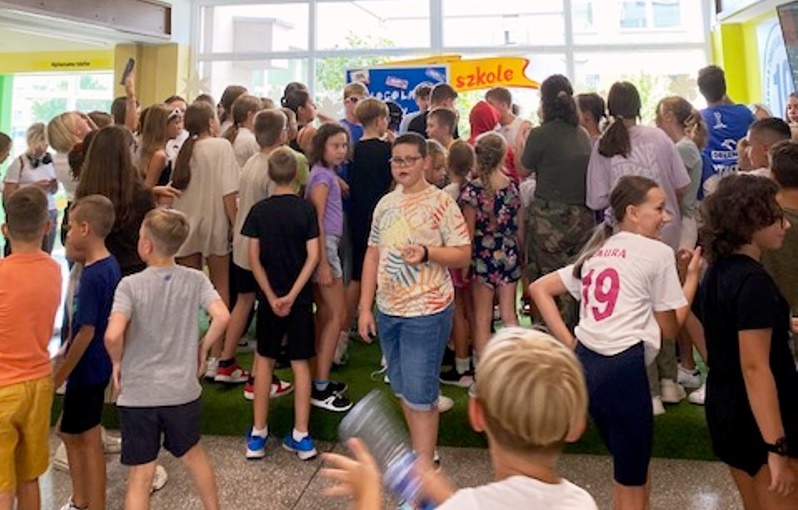 Duża grupa uczniów zainteresowana szkolnymi obchodami Dnia Czekolady