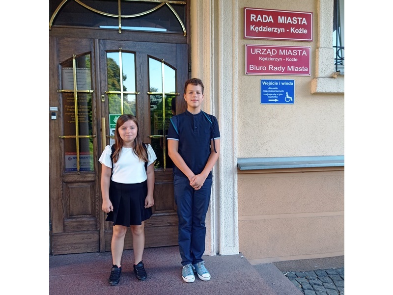 Lilka i Adam przed wejściem do Urzędu Miasta w Kędzierzynie-Koźlu