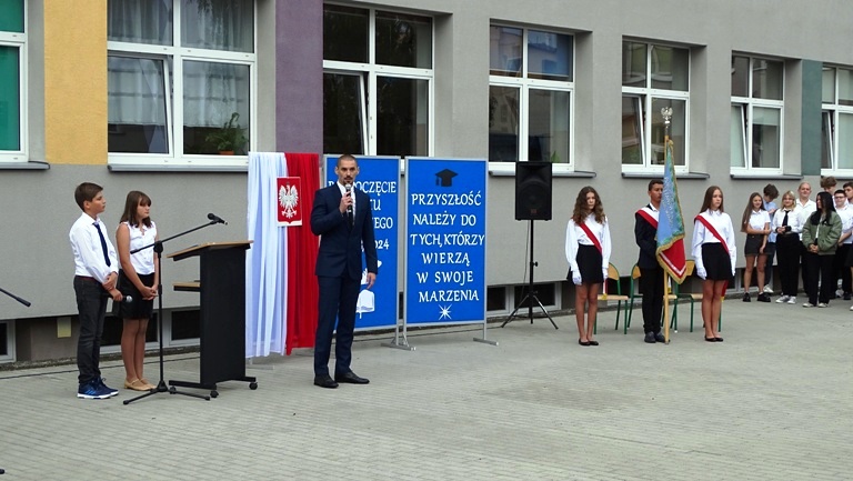 Pan dyrektor Damian Szyszko uroczyście otworzył nowy rok szkolny.