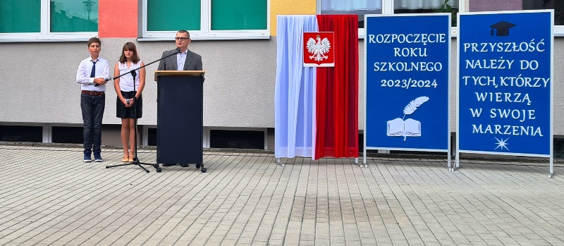 Przewodniczący Rady Rodziców pan Bartosz Wach powitał uczniów naszej szkoły.