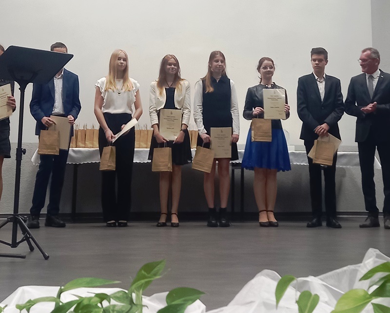 Grupa laureatów Wojewódzkiego Konkursu Chemicznego z Opolskim Kuratorem Oświaty