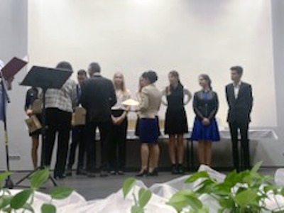 Zosia i Wojtek odbierają dyplomy laureata Wojewódzkiego Konkursu Chemicznego