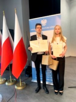 Zosia Kulak i Wojciech Toczek prezentują otrzymane dyplomy