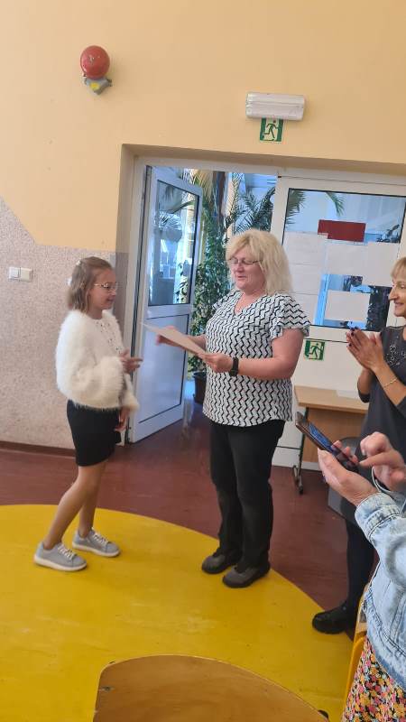 Nadia Jankowska z klasy 3c odbiera nagrodę