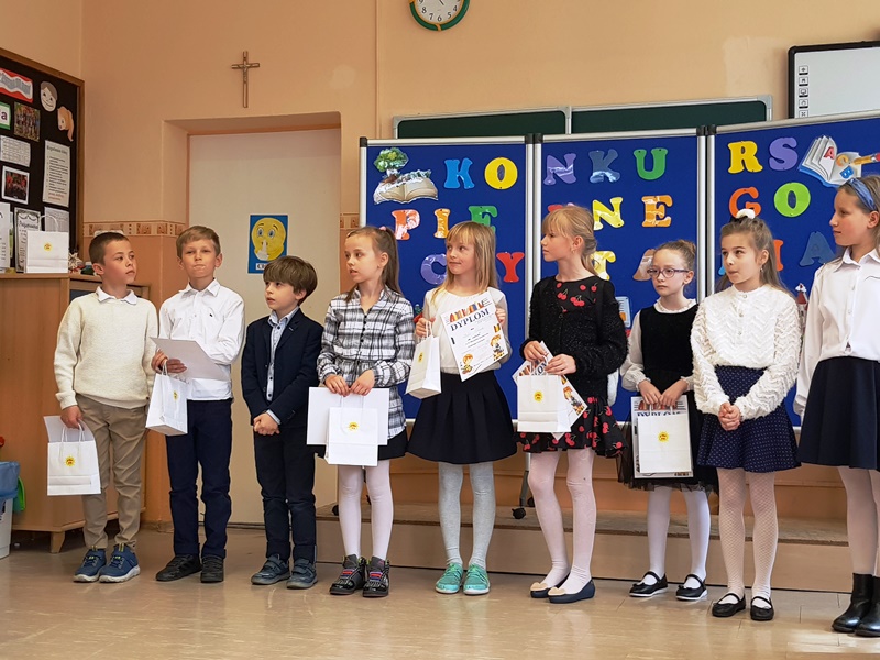 Wręczanie nagród klasom drugim - wśród dzieci reprezentantka naszej szkoły Weronika Bek