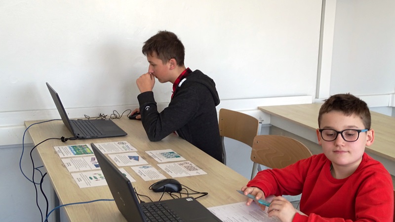 W pracowni Zielona szkoła - uczniowie wykorzystują laptopy do rozwiązania zadań