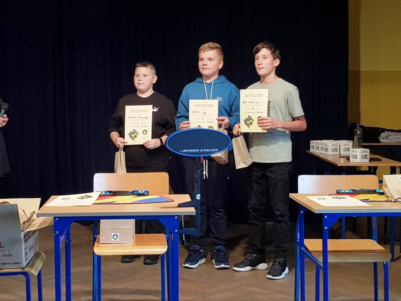 Nagrodzeni uczniowie w młodszej grupie wiekowej w konkurencji: 3x3x3