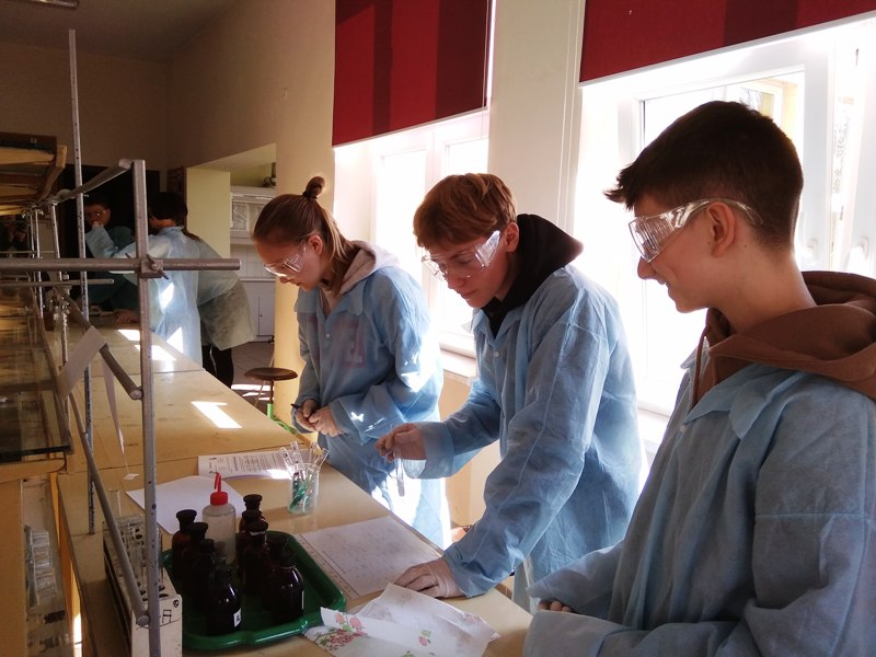 W czasie konkursu CHEMICZNA GŁOWA - uczestnicy wykonują doświadczenia chemiczne.