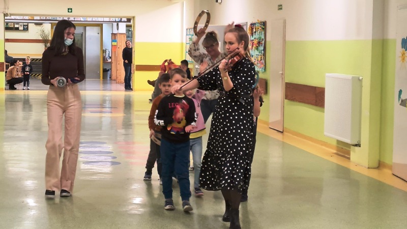 Przedszkolaki w tanecznym rytmie ruszają zwiedzać szkołę.