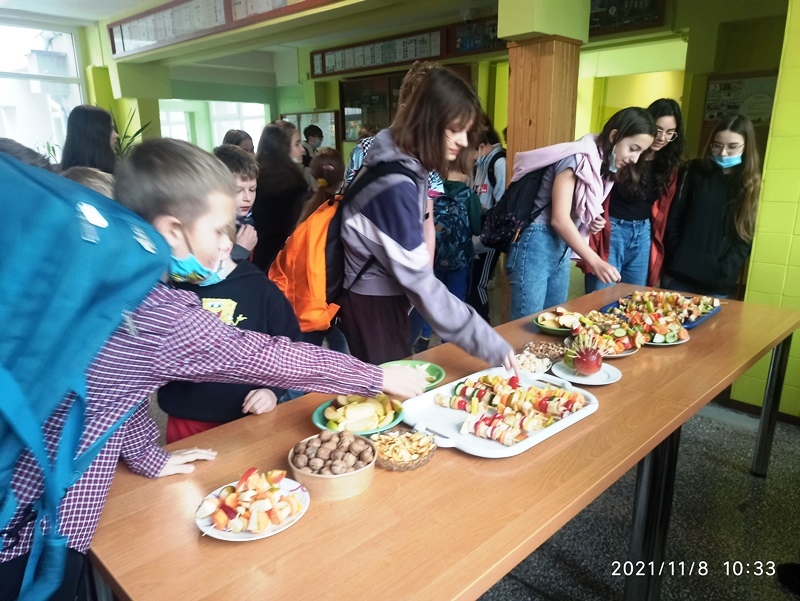 Tłok przy stole - kolejni uczniowie degustują przygotowane warzywa i owoce.