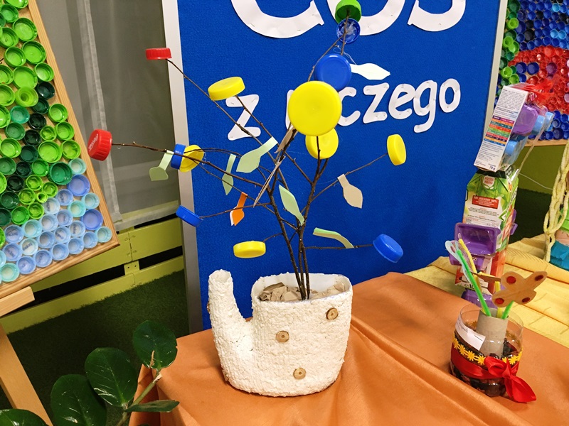 Wazon z kwiatami – nagrodzona praca Krzysztofa Świerczka, ucznia klasy 5a.