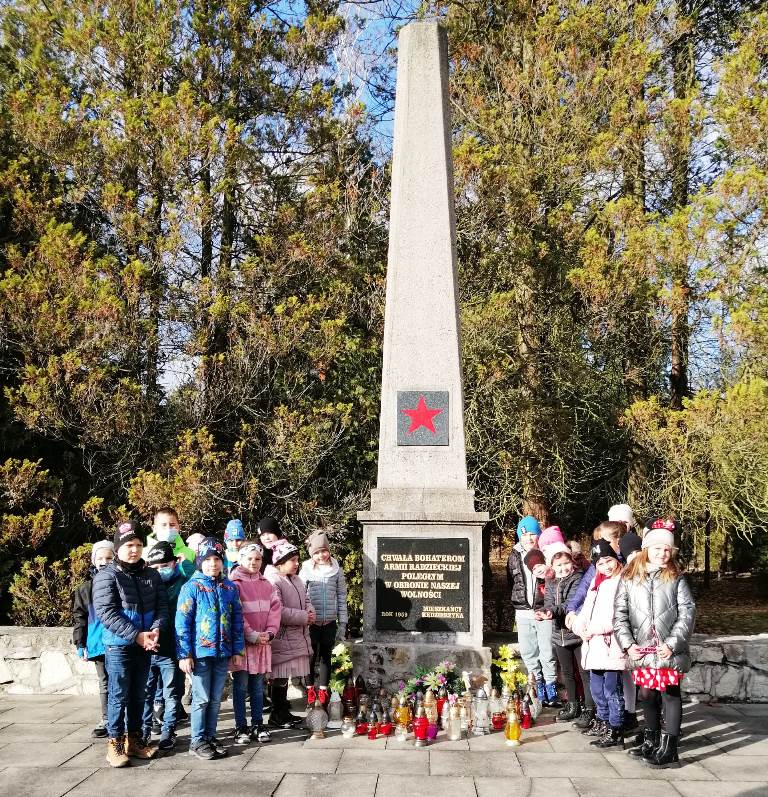 Przedstawiciele Małego Samorządu Uczniowskiego wraz z klasą 1a na Cmentarzu Żołnierzy Radzieckich.