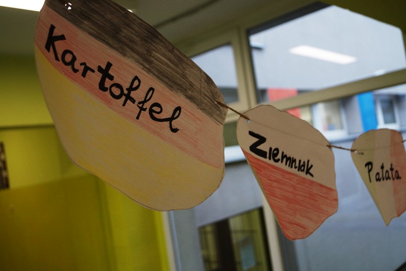 Wystrój szkolnego korytarza - słowo „ziemniak” w różnych językach europejskich