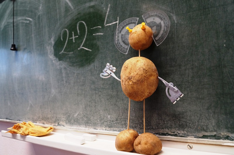 Matematyk – ludzik zrobiony z ziemniaka i przyborów matematycznych