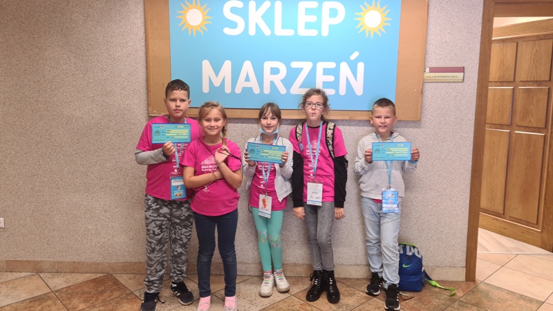 Najmłodsi uczestnicy projektu: Adam, Nadia, Pola, Zuzia i Oskar z niecierpliwością czekają na realizacje czeków w SKLEPIE MARZEŃ