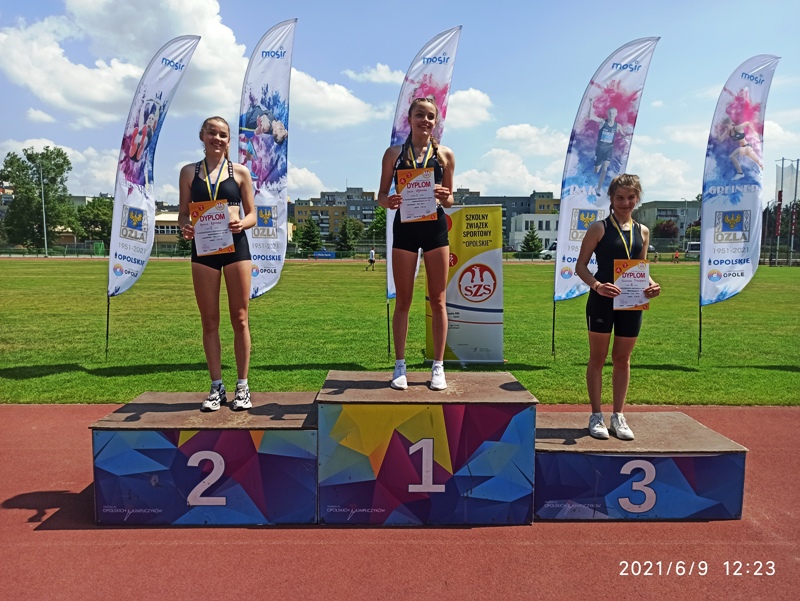 Dekoracja za bieg na dystansie 600m - bliźniaczki Julka i Amelka Adamów na 1 i 2 stopniu podium.