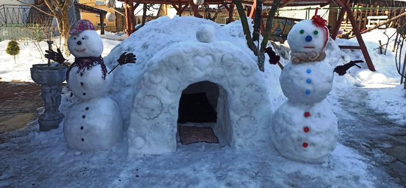 Piękne igloo z bałwanami - śnieżna rzeźba Julki z klasy 6e