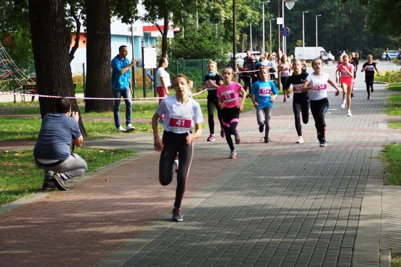 Dziewczęta młodsze na trasie biegu