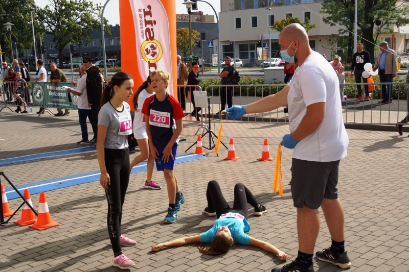 Już po biegu, Wiktoria odbiera pamiątkowy medal, Laura odpoczywa