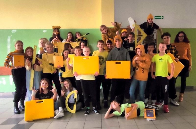 Uczniowie klasy 5a wraz z wychowawcą - na zdjęciu dominuje kolor żółty