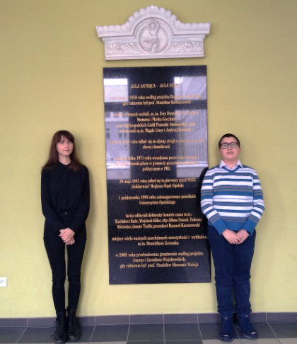Martyna i Artur w siedzibie Uniwersytetu Opolskiego - reprezentanci naszego miasta na Wojewódzkim Konkursie Polonistycznym